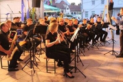 Pihalni orkester KUD Muzika Križevci v vaškem jedru