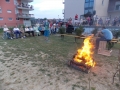Veselo ob plamenih tabornega ognja