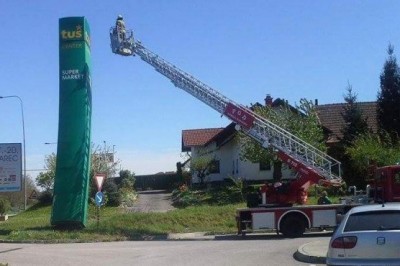 V Gornji Radgoni je močan veter nagnil reklamni pano, foto: PGD Gornja Radgona