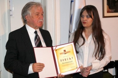 Maja Kovačević ob predaji priznanja Radetu Bakračeviću, foto: Aleksander Bakračević