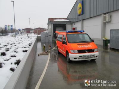 Gasilci PGD Ljutomer spet črpajo vodo pri trgovini Lidl