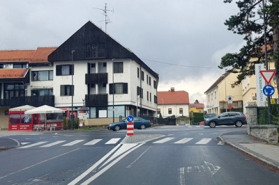 Do trčenja je prišlo v krožnem križišču pri ormoškem hotelu