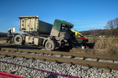 V Trgovišču je prišlo do trčenja vlaka in kamiona