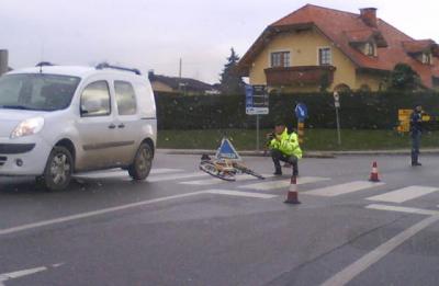 Kolesarka se je hudo telesno poškodovala