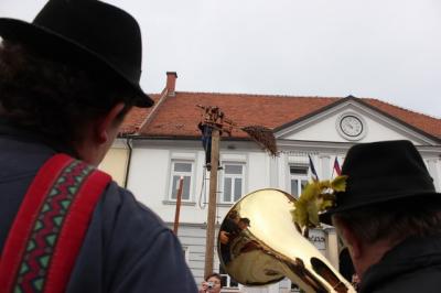 V petek bodo pospravili tudi klopotec