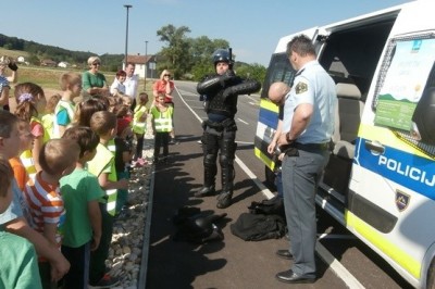 Policisti v vrtcu Cezanjevci