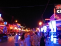 Glavna ulica Laganasa zvečer