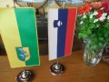 Zastavici Občine Radenci in države ob cvetju