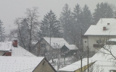 Nedeljsko jutro je bilo spet zasneženo