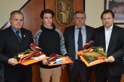 Trojica nagrajencev pri županu Janezu Rihtariču