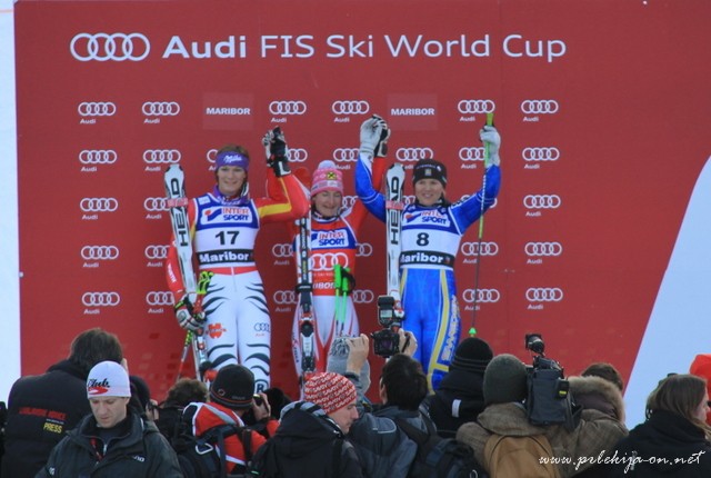 Maria Riesch, Kathrin Zettel in Anja Pärson na zmagovalnem odru Maria Riesch, Kathrin Zettel in Anja Pärson na zmagovalnem odru