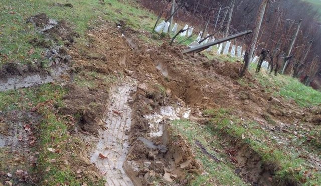 Gasilci so pomagali pri izvleki tovornega vozila Gasilci so pomagali pri izvleki tovornega vozila