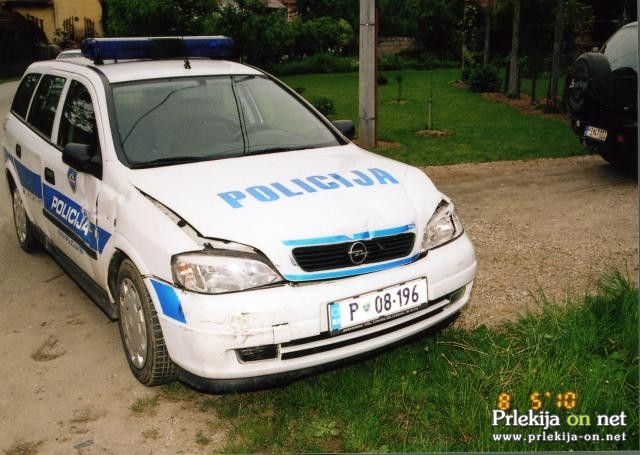 Poškodovano policijsko vozilo Poškodovano policijsko vozilo