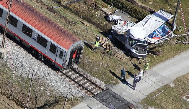 Trčenje potniškega vlaka in tovornega vozila