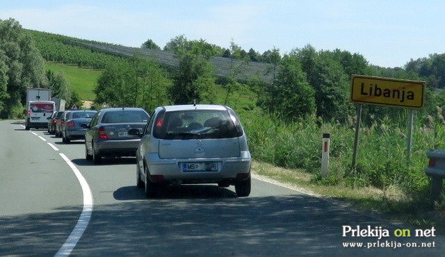 Ob nesreči je prišlo do daljše kolone