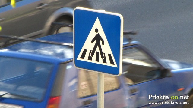 Po trčenju je voznica osebnega avtomobila odpeljala s kraja, ne da bi oškodovanki nudila svoje podatke Po trčenju je voznica osebnega avtomobila odpeljala s kraja, ne da bi oškodovanki nudila svoje podatke