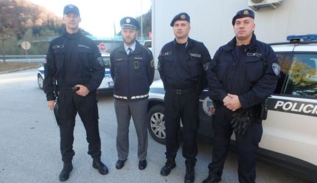 Nudili bodo pomoč slovenskim ter tujim policistom pri delu z migracijami, foto: policija.si Nudili bodo pomoč slovenskim ter tujim policistom pri delu z migracijami, foto: policija.si