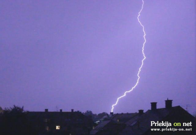 Strele so zanetile požare Strele so zanetile požare