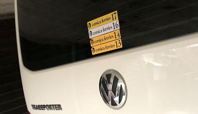 Kombi ima nalepljene te štiri nalepke Kombi ima nalepljene te štiri nalepke