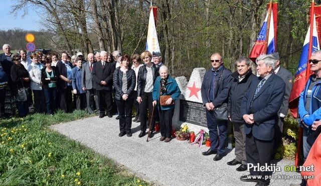 Zbrani pri spomeniku Zbrani pri spomeniku