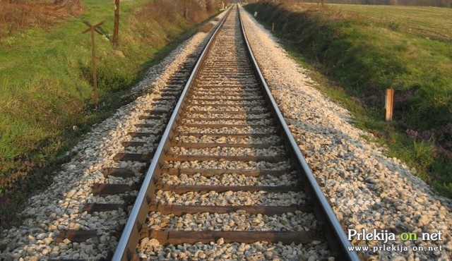 Begunci se tudi peš pomikajo po avtocestah in železniških progah proti severu Evrope Begunci se tudi peš pomikajo po avtocestah in železniških progah proti severu Evrope