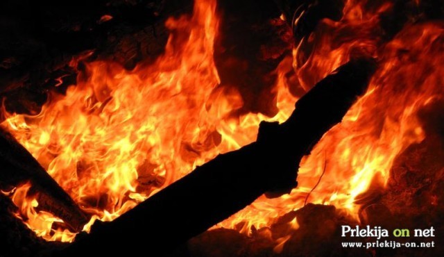 V požaru sta zgoreli dve PVC posodi za smeti, lahki priklopnik in del lesene stene V požaru sta zgoreli dve PVC posodi za smeti, lahki priklopnik in del lesene stene