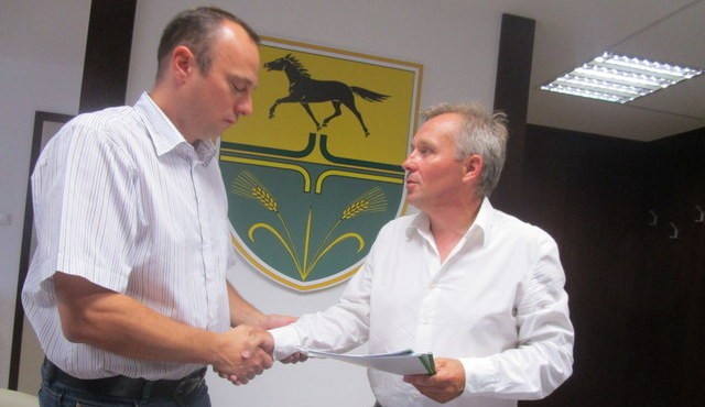 Podpis pogodbe za rekonstrukcijo ceste v Bučečovcih Podpis pogodbe za rekonstrukcijo ceste v Bučečovcih
