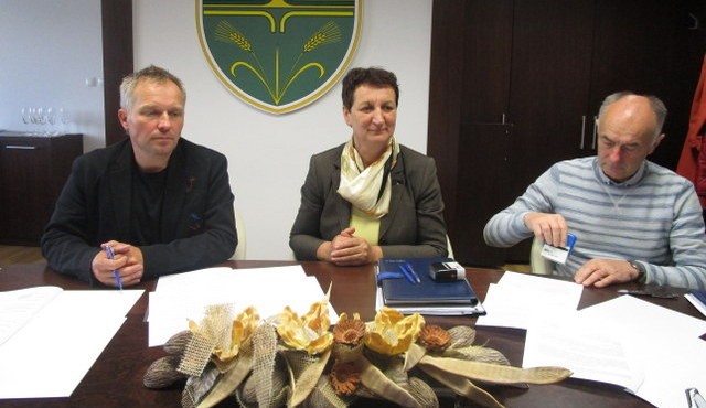 Podpis pogodbe za obnovo ceste v Kokoričih Podpis pogodbe za obnovo ceste v Kokoričih