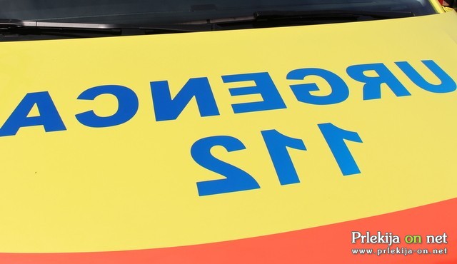 Vrata so v prisotnosti reševalcev odprli gasilci Vrata so v prisotnosti reševalcev odprli gasilci