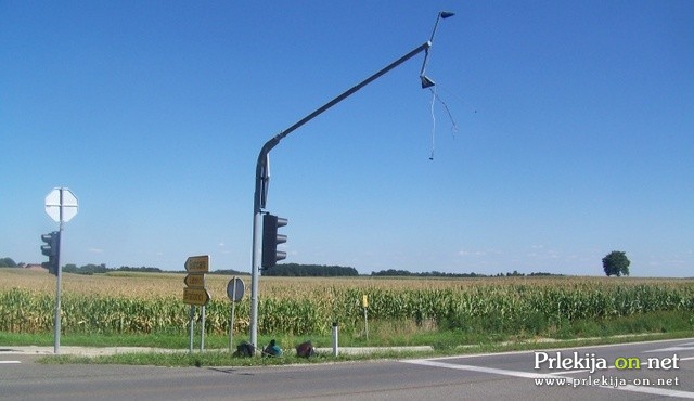 Polomljen semafor v križišču