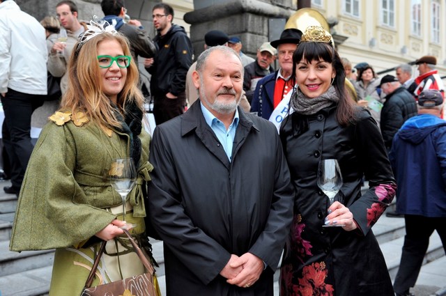 Rado Stojanovič, direktor prireditve v družbi vinskih kraljic, foto: Jana Jocif Rado Stojanovič, direktor prireditve v družbi vinskih kraljic, foto: Jana Jocif