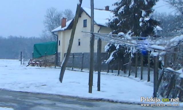 Del ostrešja prekrit s folijo Del ostrešja prekrit s folijo