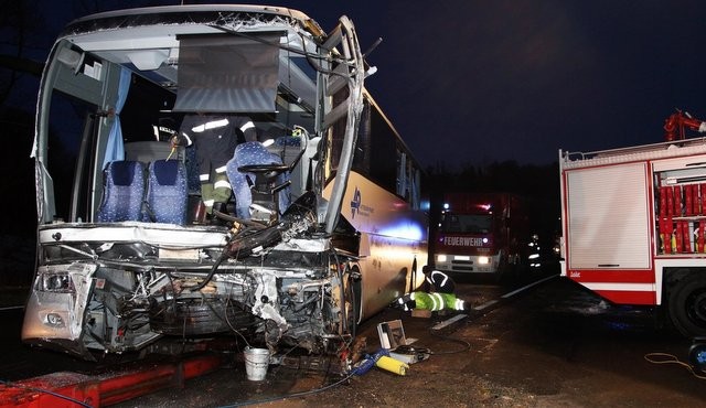 V trčenju avtobusa in osebnega vozila dva mrtva in 25 poškodovanih