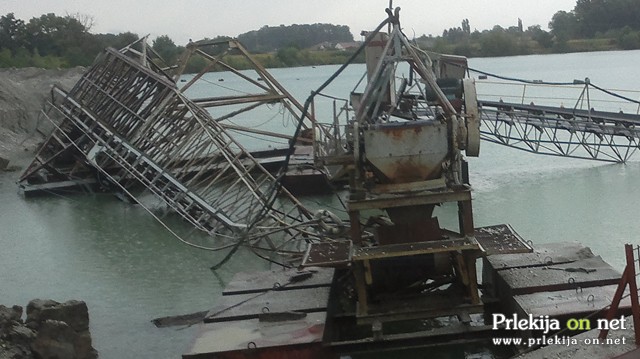 Poškodovan pontonski most