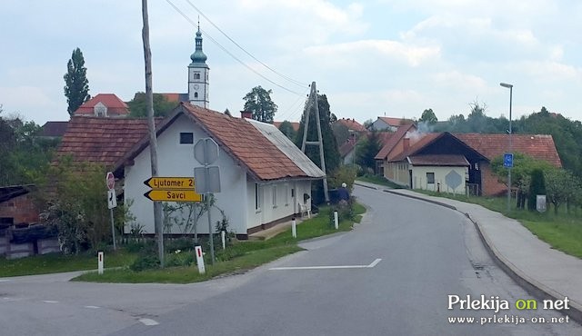 Križišče na Polenšaku, kjer stoji (je stal) stop znak