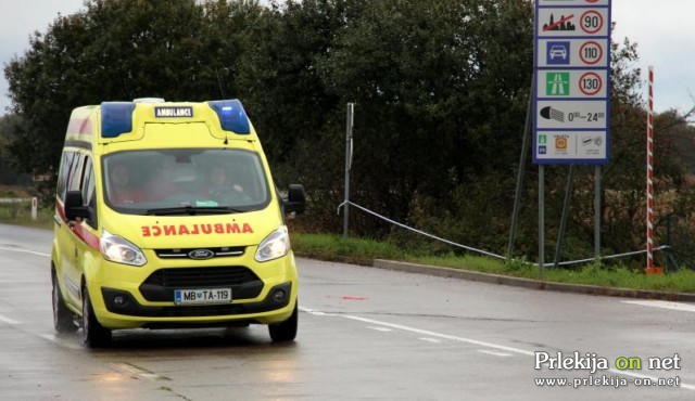 Z reševalnim vozilom je bila oseba odpeljana v zdravniško oskrbo Z reševalnim vozilom je bila oseba odpeljana v zdravniško oskrbo