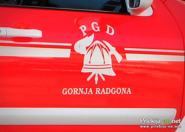 Gasilci PGD Gornja Radgona so s tehničnim posegom odprli vrata avtomobila Gasilci PGD Gornja Radgona so s tehničnim posegom odprli vrata avtomobila