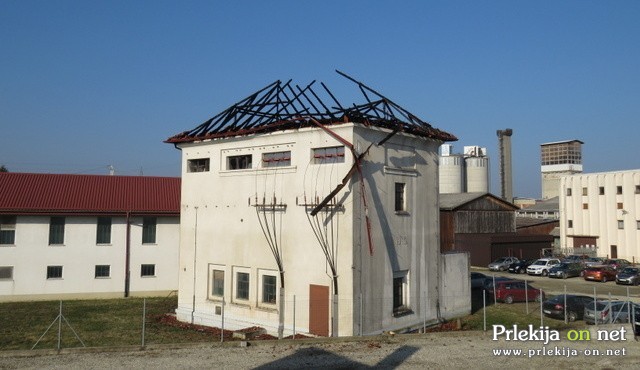 Pogorelo je celotno ostrešje in nadstropje objekta