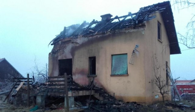 Zgorelo je ostrešje in notranjost hiše, foto: PGD Stara Gora Zgorelo je ostrešje in notranjost hiše, foto: PGD Stara Gora
