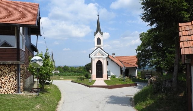 Nameščen bo neposredno ob kapelici Nameščen bo neposredno ob kapelici