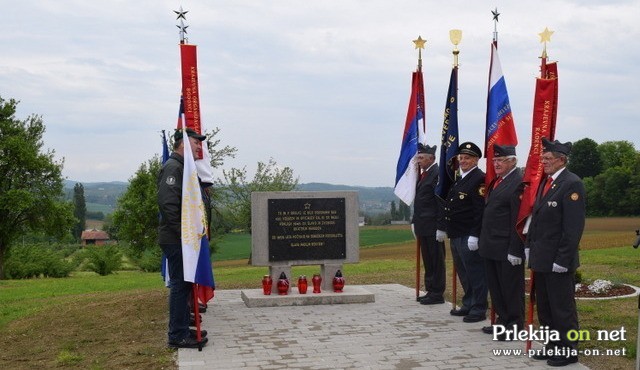 Praporščaki ob spominskem obeležju Praporščaki ob spominskem obeležju