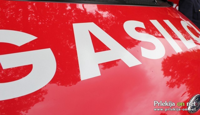 Gasilci so ob prisotnosti policije odprli vrata stanovanjske hiše Gasilci so ob prisotnosti policije odprli vrata stanovanjske hiše