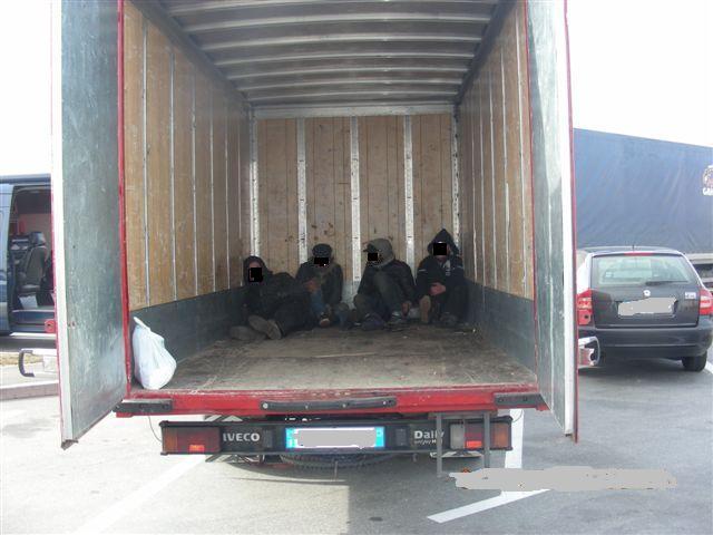 Ilegalni prebežniki v tovornjaku