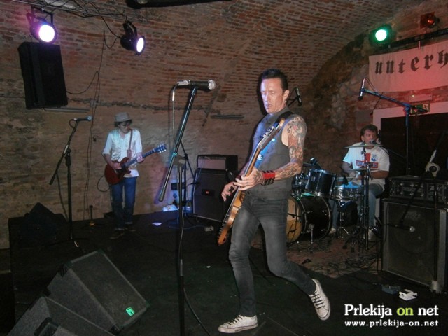 The Vibrators v Unterhundu The Vibrators v Unterhundu