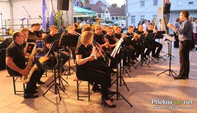 Pihalni orkester KUD Muzika Križevci v vaškem jedru