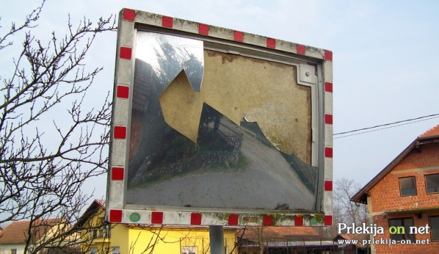 Uničeno prometno ogledalo