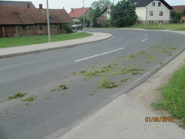 Traktoristu je na cestišče iz prikolice padla trava