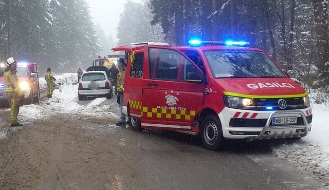 Pred naseljem Kungota pri Ptuju sta čelno trčila avtobus in osebno vozilo, foto: PGD Talum