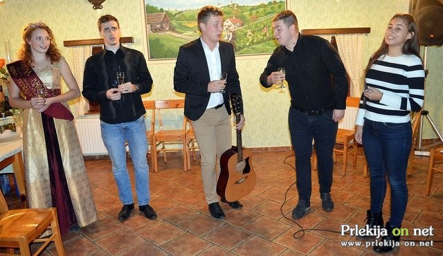 Iz zemlje gre v trsek Iz zemlje gre v trsek