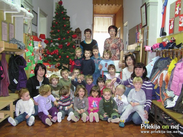 Vsi pred lepo okrašeno jelko Vsi pred lepo okrašeno jelko